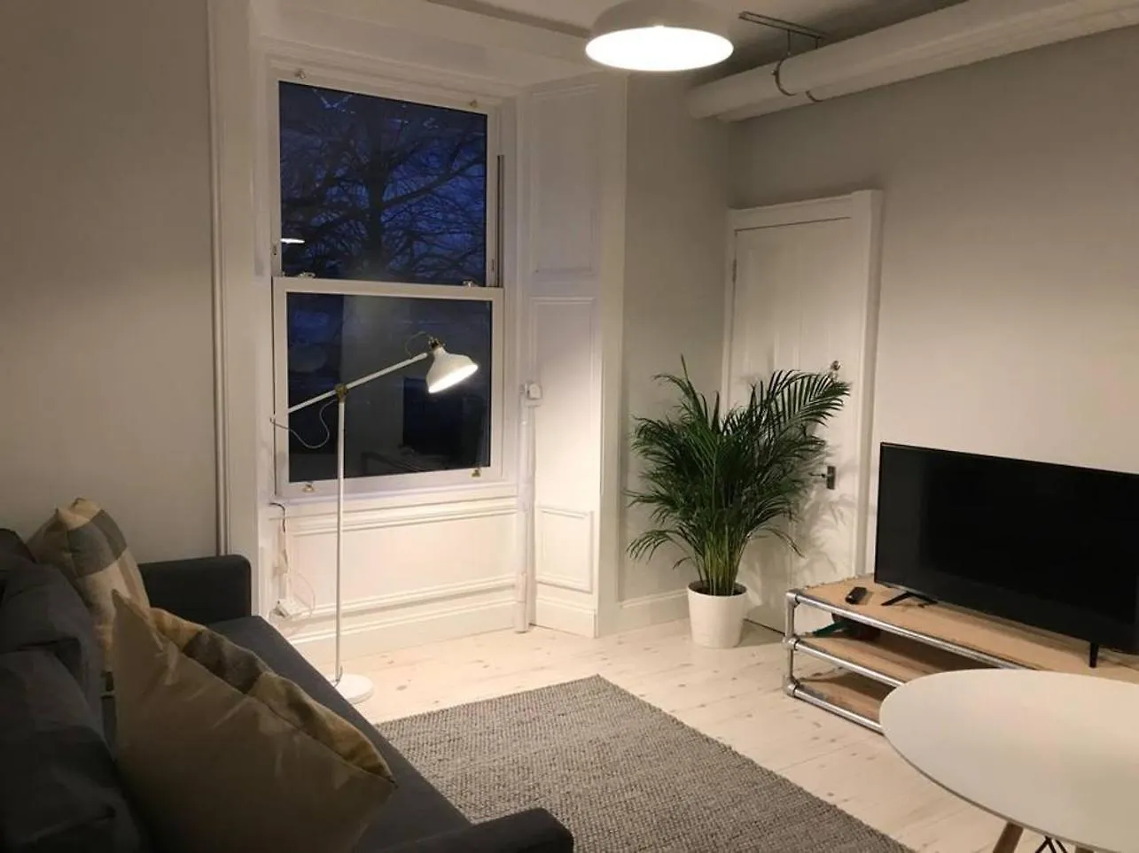 Relax In Style In Edinburghs Buzzing West End Apartment